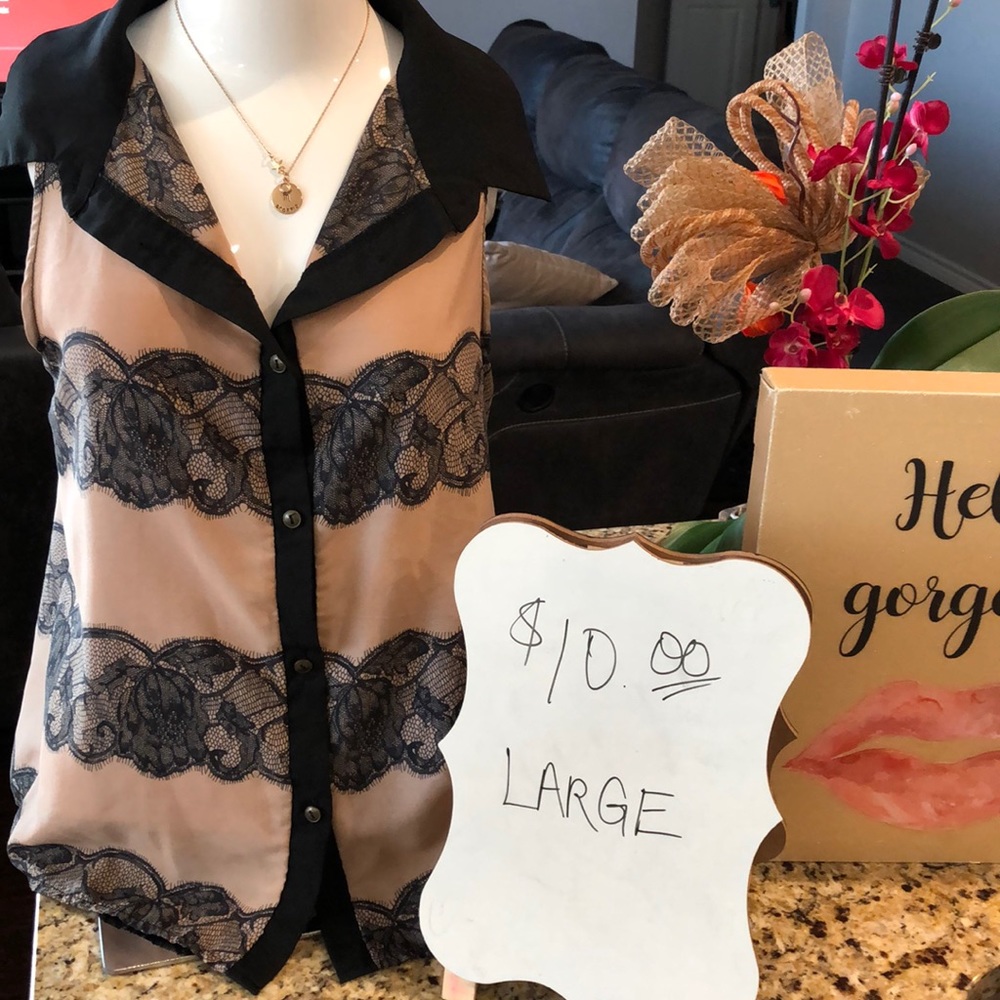 Collared sleeveless blouse